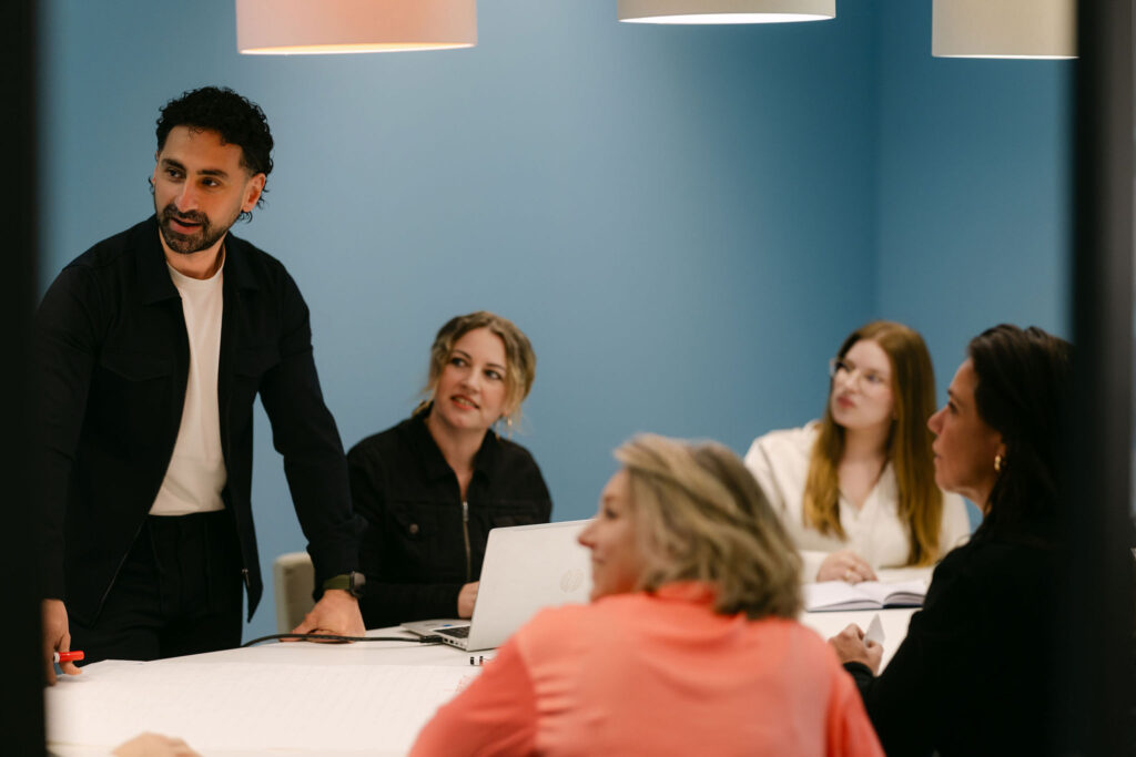 Teamleden bespreken ideeën bij Creditsafe Nederland