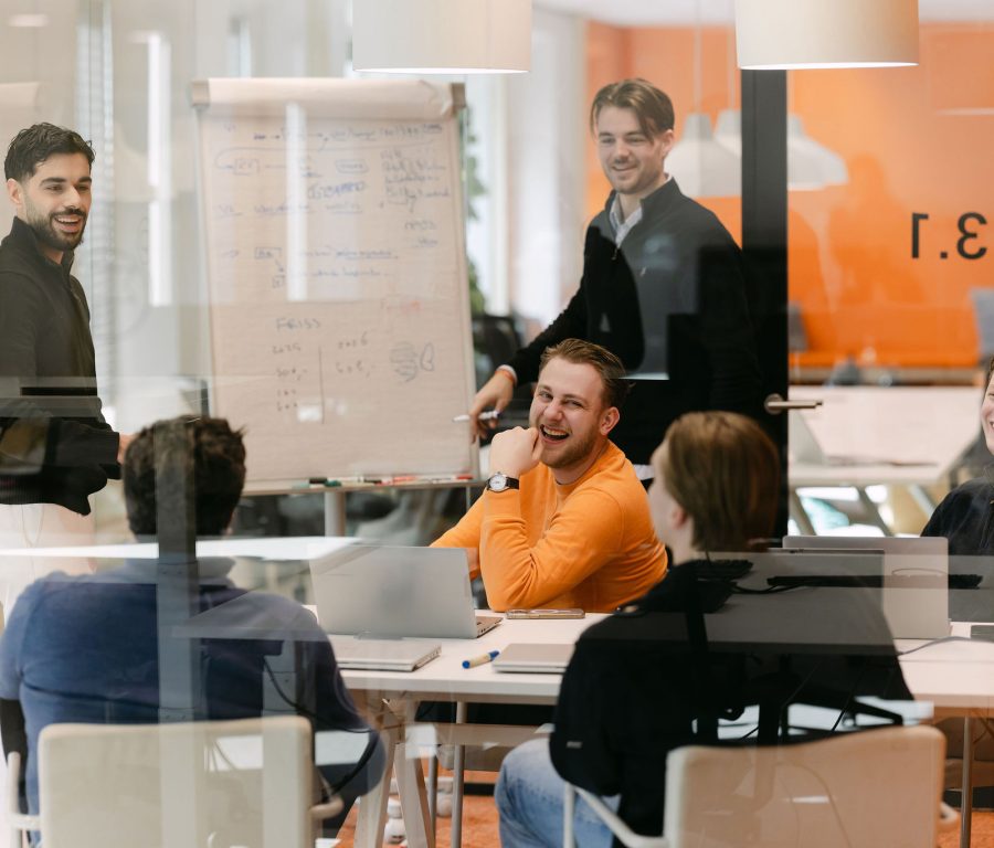 Collega's van Creditsafe Nederland werken samen aan een project