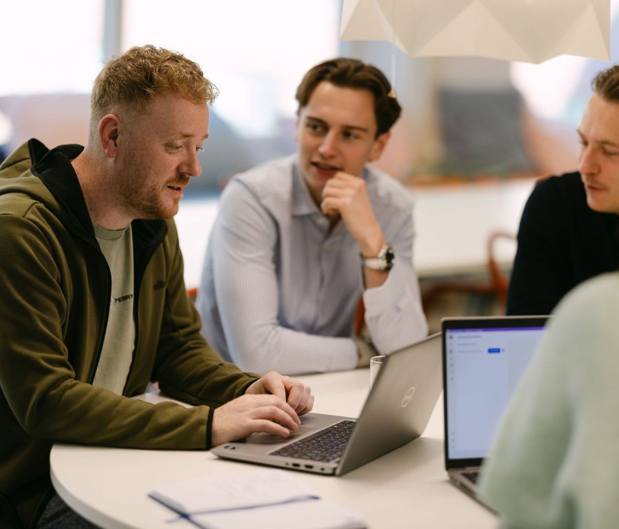 Teamleden bespreken ideeën bij Creditsafe Nederland