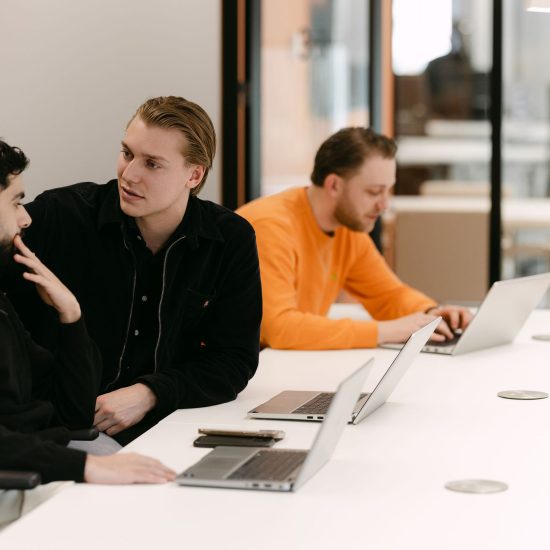 Collega's van Creditsafe Nederland werken samen aan een project