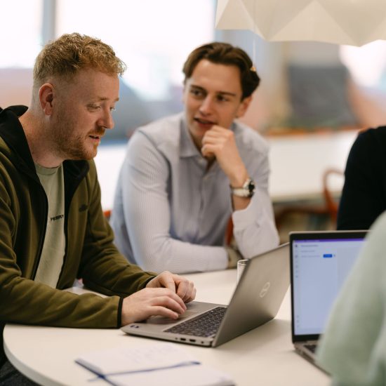 Teamleden bespreken ideeën bij Creditsafe Nederland