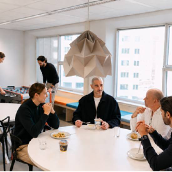 Samenwerking binnen het team op het kantoor van Creditsafe Nederland