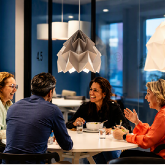 Samenwerking binnen het team op het kantoor van Creditsafe Nederland